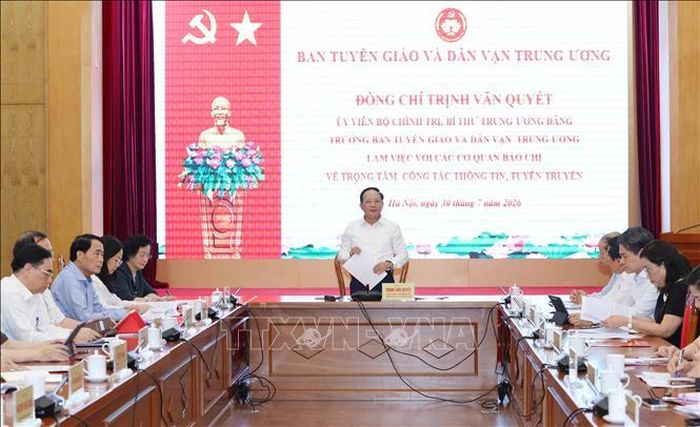 Đồng chí Trịnh Văn Quyết, Ủy viên Bộ Chính trị, Bí thư Trung ương Đảng, Trưởng Ban Tuyên giáo và Dân vận Trung ương phát biểu chỉ đạo buổi làm việc. Ảnh: Phương Hoa/TTXVN