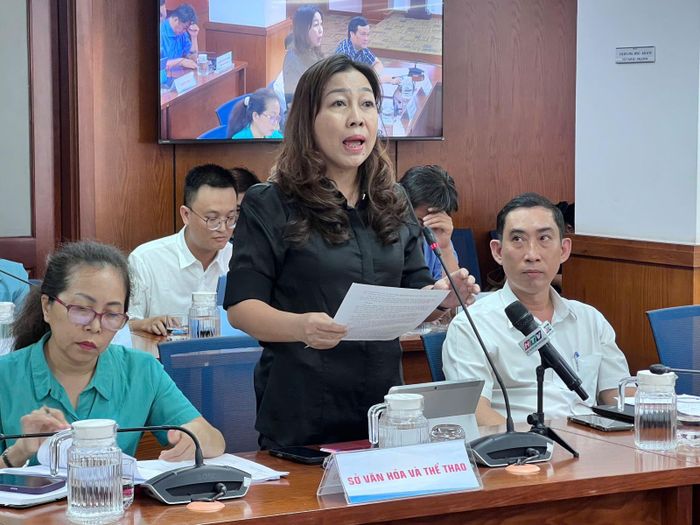 Bà Nguyễn Thị Ngọc Hằng, Phó Trưởng Phòng Nghệ thuật, Sở Văn hóa và Thể thao TP Hồ Chí Minh, trả lời báo chí trong chiều 30/7.