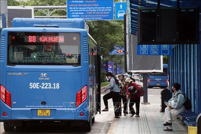 Hành khách lên xe buýt tại trạm trung chuyển trên đường Hàm Nghi sáng 30/7/2026. Ảnh: Tiến Lực/TTXVN
