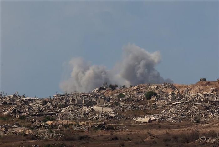 Khói bốc lên sau cuộc không kích của Israel tại Gaza. Ảnh: THX/TTXVN