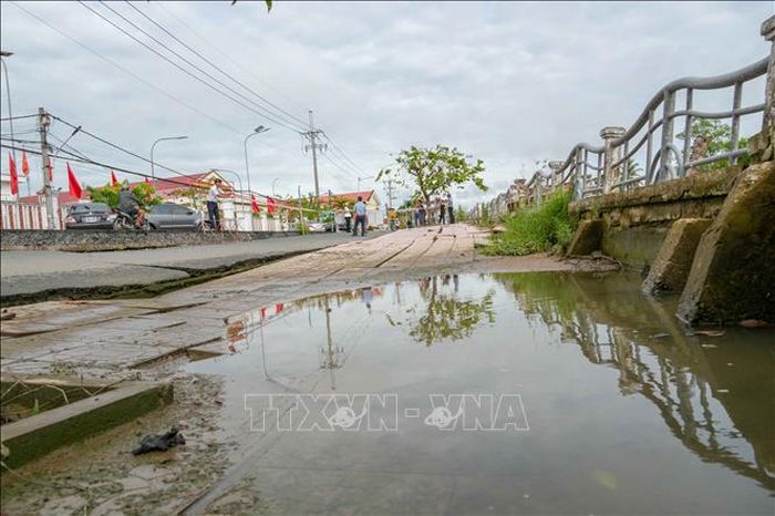 Đoạn kè kiên cố trước UBND xã Đại Hải, thành phố Cần Thơ bị sụp xuống so với mặt đường hơn nửa mét, xô lệch ra phía bờ sông.