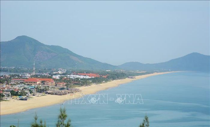 Bãi biển Lăng Cô trải dài thẳng tắp với bờ cát biển trắng tinh, mang vẻ đẹp hoang sơ.