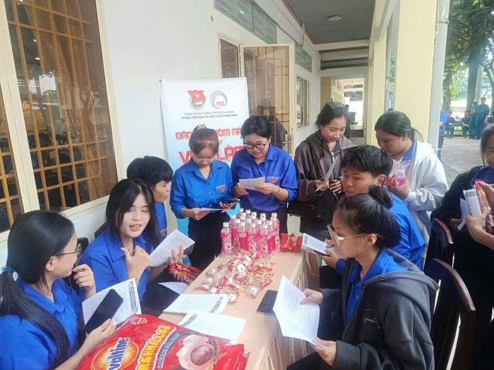 Thanh niên tìm việc dễ dàng khi có các thông tin tuyển dụng chính thức từ các cơ quan chức năng.