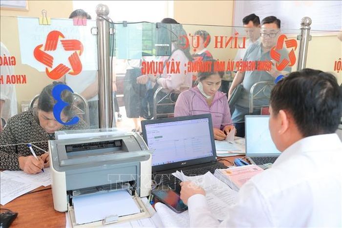 Hoạt động giải quyết thủ tục hành chính tại Trung tâm Phục vụ hành chính công xã Hoằng Tiến (Thanh Hóa). Ảnh tư liệu: Minh Quyết/TTXVN