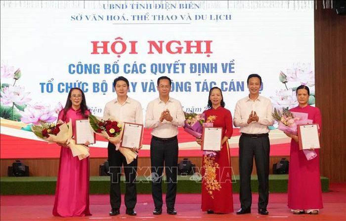 Lãnh đạo Đảng ủy UBND tỉnh Điện Biên và Sở Văn hóa, Thể thao và Du lịch Điện Biên trao các quyết định và tặng hoa chúc mừng các đồng chí nhận nhiệm vụ mới. Ảnh: Trung Kiên/TTXVN