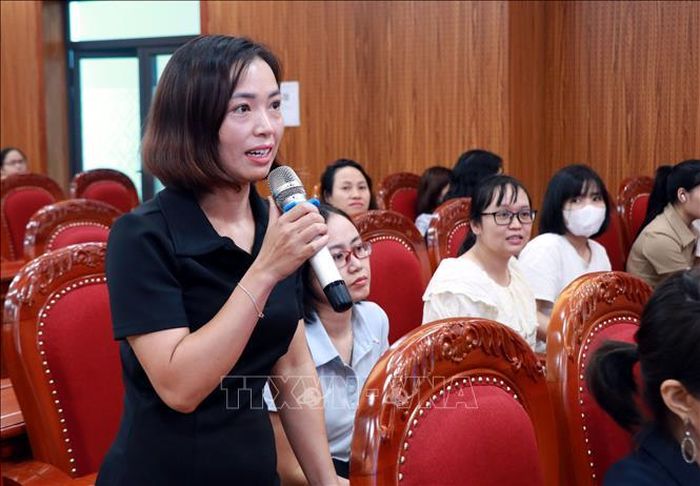 Công nhân, người lao động nêu ý kiến tại diễn đàn.
