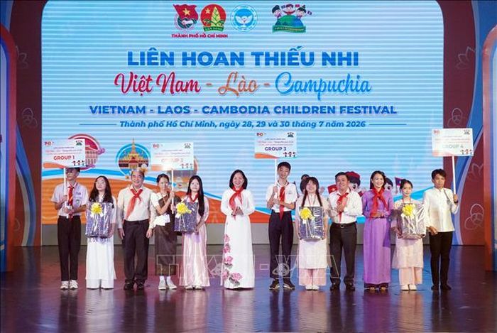 Lãnh đạo TP Hồ Chí Minh trao quà cho 4 nhóm đại biểu tham gia liên hoan thiếu nhi 3 nước Việt Nam - Lào - Campuchia.