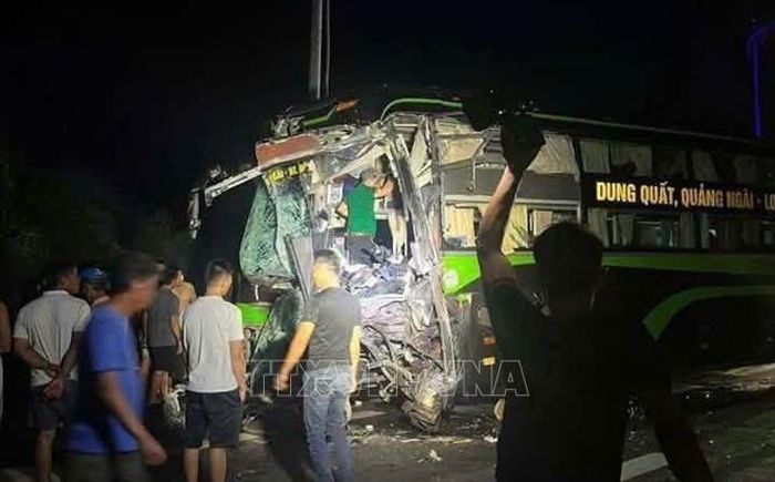 Xe ô tô khách bị nát phần đầu sau tai nạn. Ảnh: TTXVN phát
