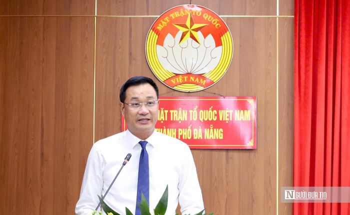 Bí thư Thành ủy Lê Ngọc Quang phát biểu giao nhiệm vụ cho tân Chủ tịch Ủy ban MTTQ Việt Nam thành phố Đà Nẵng.