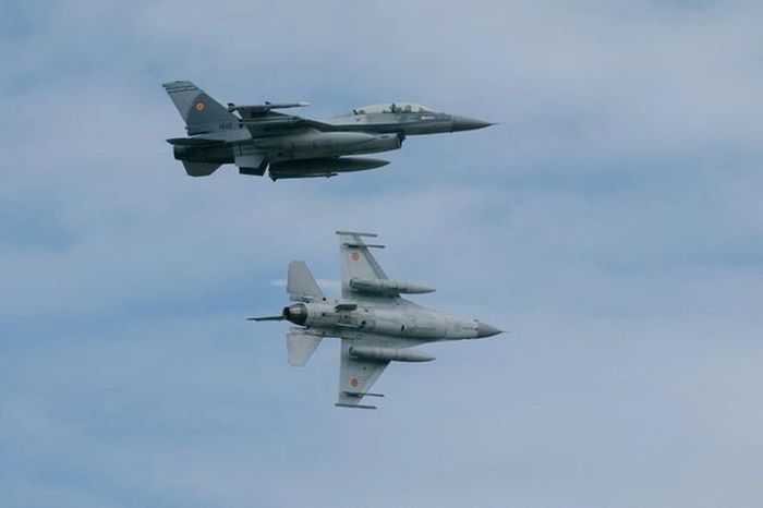 Hai máy bay chiến đấu F-16 Fighting Falcon thực hiện màn trình diễn trong lễ khai mạc Trung tâm Huấn luyện F-16 châu Âu tại Căn cứ Không quân Quân sự số 86 của Romania ở Fetesti, Romania, ngày 13/11/2023. (Ảnh: Andrei Pungovschi/AFP qua Kyivpost)