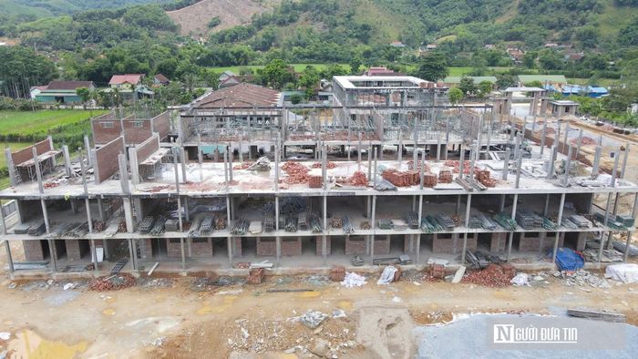 Trước đó, tại cuộc họp Ban Chỉ đạo thực hiện Thông báo kết luận số 81-TB/TW của Bộ Chính trị về chủ trương đầu tư xây dựng trường học cho các xã biên giới đất liền, Phó Chủ tịch UBND tỉnh Nghệ An Thái Văn Thành yêu cầu toàn hệ thống chính trị và các đơn vị liên quan phối hợp chặt chẽ với từng nhà thầu bám sát thời gian, rà soát chi tiết từng hạng mục. Quyết tâm đến ngày 26/8/2026 phải hoàn thành, nghiệm thu đưa vào sử dụng các hạng mục ưu tiên để học sinh tập trung, sẵn sàng cho khai giảng. Toàn bộ dự án phải dứt điểm hoàn thành trước ngày 30/9/2026. Đối với các nhà thầu thi công, Phó Chủ tịch UBND tỉnh yêu cầu tập trung tăng ca tăng kíp, huy động tối đa nhân lực, máy móc. Chủ động phối hợp, chia sẻ phương tiện, điều phối lực lượng thợ kỹ thuật lành nghề giữa các gói thầu để hỗ trợ lẫn nhau, quyết tâm hoàn thành đúng cam kết.