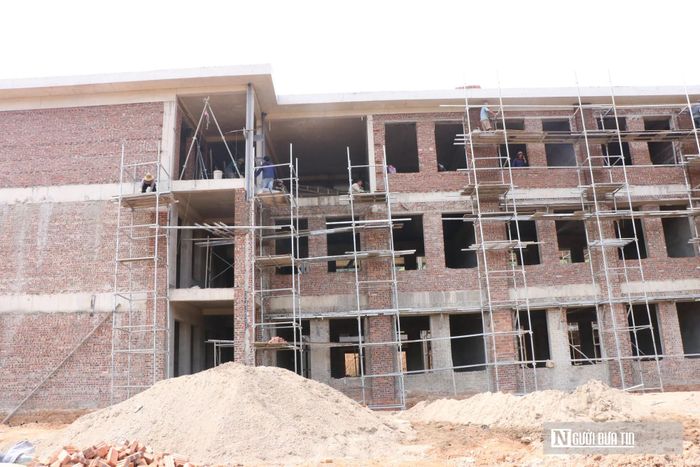 Là công trình cao nhất dự án, tòa nhà 6C (khối nhà học thực hành và lý thuyết bộ môn THCS) quy mô 4 tầng đang ghi nhận tiến độ thi công rất khả quan. công trình này đã hoàn thành gần 75% khối lượng và đang được nhà thầu dồn lực đẩy nhanh tiến độ xây dựng. Theo ông Nguyễn Trọng Bằng (Binh đoàn 11, Bộ Quốc phòng), Chủ nhiệm công trình tòa 6C, tiến độ thực hiện dự án đang gặp nhiều trở ngại lớn. Nguyên nhân chủ yếu do thời tiết vùng cao cực đoan, mưa nhiều, đường vận chuyển vật tư khó khăn và tình trạng thiếu hụt nhân công cục bộ.