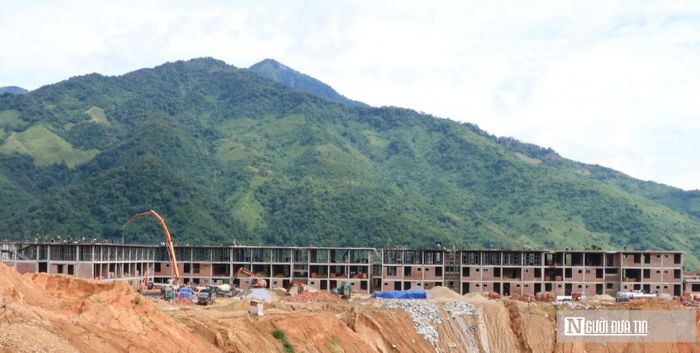 Với tổng vốn đầu tư gần 240 tỷ đồng từ nguồn ngân sách nhà nước và xã hội hóa, Trường Phổ thông nội trú liên cấp Tiểu học và THCS Na Ngoi, xã Na Ngoi, tỉnh Nghệ An được xây dựng trên diện tích quy mô khoảng 5,5 ha. Dự án được quy hoạch đồng bộ và hiện đại với 49 lớp học, đi kèm hệ thống tiện ích toàn diện gồm: ký túc xá, nhà ăn, khu vui chơi, khu trải nghiệm và khu tăng gia sản xuất. 