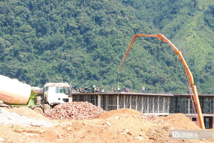 Khi hoàn thành, ngôi trường sẽ đáp ứng trọn vẹn nhu cầu học tập, sinh hoạt nội trú cho 1.900 học sinh tiểu học và trung học cơ sở trên địa bàn xã biên giới Na Ngoi. Là dự án được triển khai sớm nhất của tỉnh Nghệ An, công trình chính thức khởi công vào ngày 1/10/2025. Nhờ nỗ lực đẩy nhanh tiến độ, đến nay các đơn vị thi công đã hoàn thành gần 70% khối lượng công việc; trong đó, hạng mục dãy nhà học dành cho khối trung học phổ thông đã cơ bản hoàn thiện.