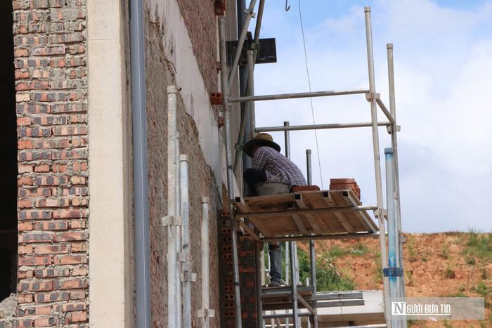 Ngoài việc chi trả mức lương cao hơn mặt bằng chung, nhà thầu còn bố trí xe đưa đón tận nơi, đảm bảo chu đáo nơi ăn chốn ở và linh hoạt thanh toán tiền công theo từng đợt ngắn từ 5 đến 7 ngày.