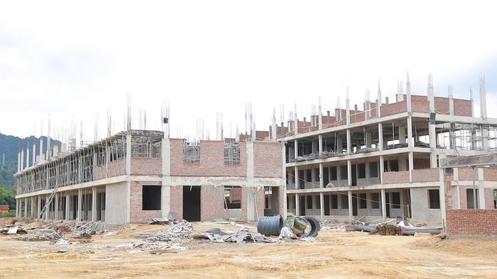 Bên cạnh đó, Phó Chủ tịch UBND tỉnh đề nghị Bộ đội Biên phòng phối hợp điều động lực lượng, hỗ trợ nhân lực kỹ thuật cho các nhà thầu tại các địa bàn khó khăn. Chính quyền các xã huy động tối đa lực lượng, đoàn thể, giáo viên hỗ trợ dọn dẹp vệ sinh, chuẩn bị cơ sở vật chất khi hoàn thành công trình, sẵn sàng năm học mới.
