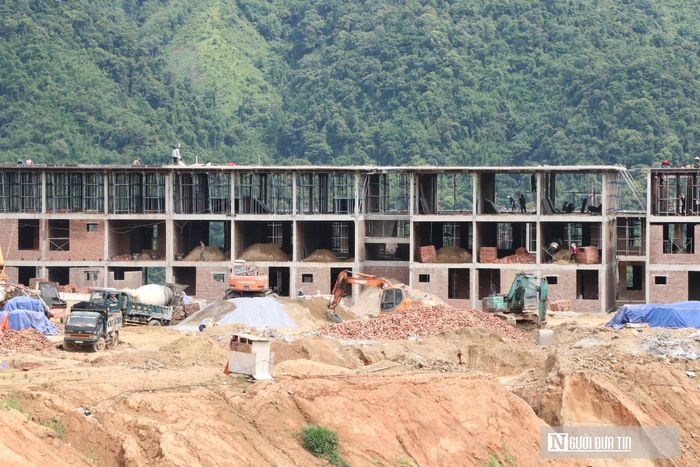 Do nhiều công trình trọng điểm cùng đồng loạt triển khai nên nguồn lao động ngành xây dựng tại Nghệ An thời điểm này rơi vào tình trạng khan hiếm. Để giữ chân công nhân bám trụ công trường trong điều kiện sinh hoạt vùng cao còn nhiều thiếu thốn, ông Bằng cho biết đơn vị thi công đã chủ động áp dụng nhiều chế độ đãi ngộ đặc biệt.