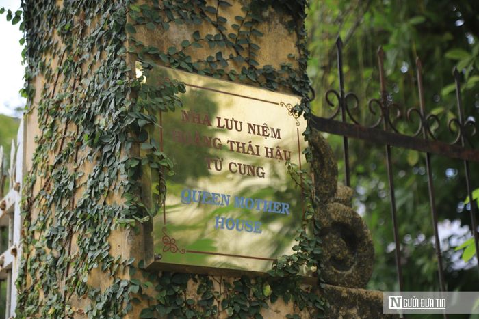 Tấm biển "Nhà lưu niệm Hoàng Thái hậu Từ Cung" đánh dấu địa chỉ lưu giữ ký ức về vị Hoàng Thái hậu cuối cùng của triều Nguyễn.