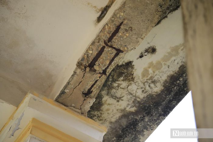 Nhiều hạng mục đã xuất hiện tình trạng nứt tường, bong tróc lớp sơn, mái ngói cũ và các cấu kiện gỗ xuống cấp, tiềm ẩn nguy cơ hư hại nếu không được bảo tồn kịp thời.