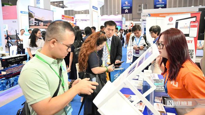 Doanh nghiệp giới thiệu sản phẩm, dịch vụ tới khách tham quan tại VILOG 2026.