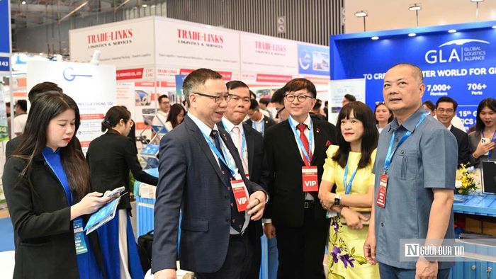 Ông Đào Trọng Khoa (bên trái) và đại diện các doanh nghiệp về định hướng phát triển logistics xanh, chuyển đổi số tại Triển lãm Quốc tế Logistics Việt Nam lần thứ 4 (VILOG 2026).