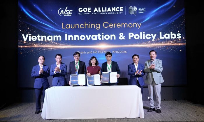 Các đại biểu thực hiện nghi thức ký kết Tuyên bố Đồng sáng lập Vietnam Innovation &amp; Policy Labs.