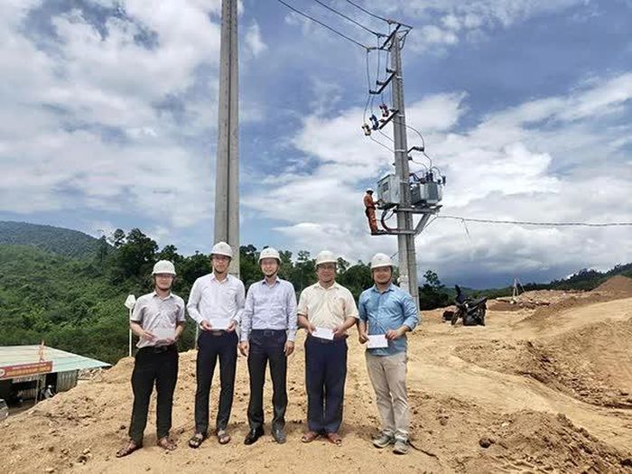 Phó Giám đốc PC Đà Nẵng Phan Hiền Trí biểu dương các đơn vị tham gia thi công.
