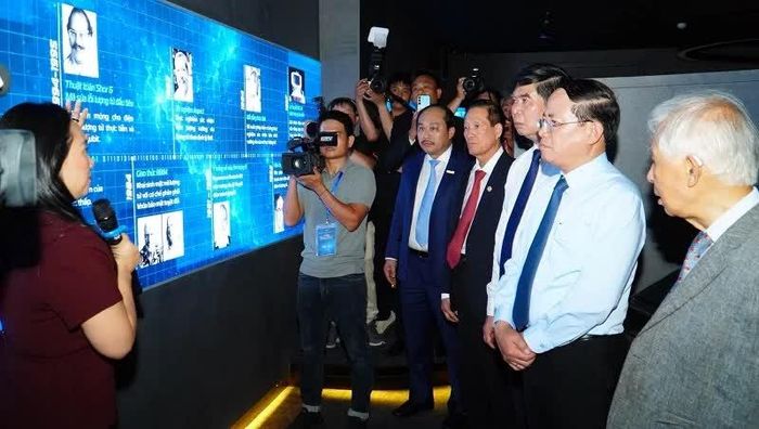 Các đại biểu tham quan Trung tâm Giải mã lượng tử Quang Trung.