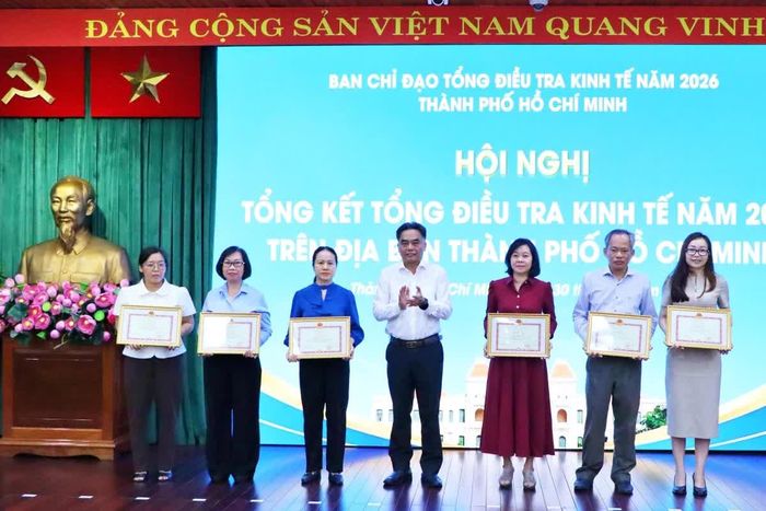 Phó Chủ tịch UBND thành phố Nguyễn Lộc Hà trao Bằng khen của Bộ Tài chính cho các tập thể có thành tích xuất sắc.
