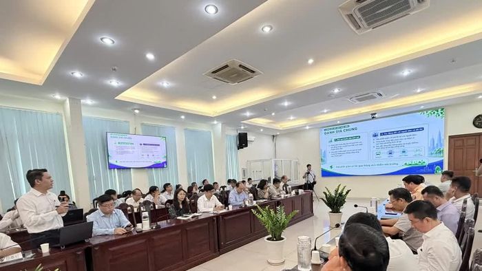 Lãnh đạo Trung tâm Quản lý Giao thông công cộng báo cáo tại hội nghị.