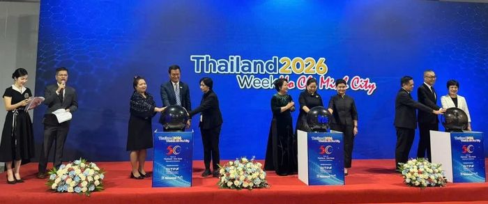 Các đại biểu nhấn nút khai mạc Tuần lễ Thái Lan 2026 tại TP Hồ Chí Minh.