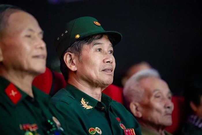 Với nhiều cựu chiến binh, show diễn là hành trình trở về với ký ức hào hùng của những năm tháng bảo vệ Tổ quốc. Ảnh: Vinpearl.