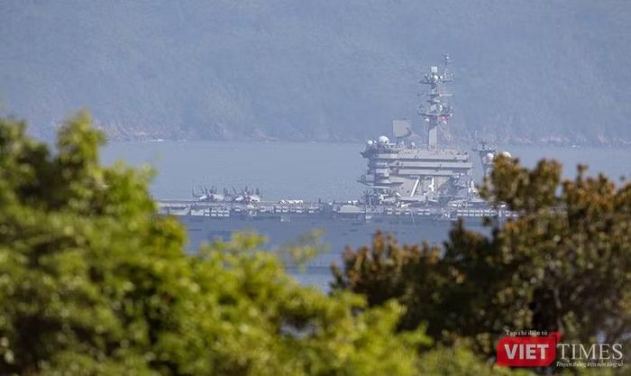 Siêu tàu sân bay USS George Washington ẩn hiện sau những cánh rừng trên bán đảo Sơn Trà. Ảnh XM.