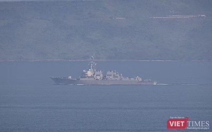 Nối sau là tuần dương hạm USS Robert Smalls (CG-62) cũng di chuyển vào cảng Tiên Sa, chuẩn bị các nghi thức ngoại giao đón tàu vào chiều cùng ngày. Ảnh XM.