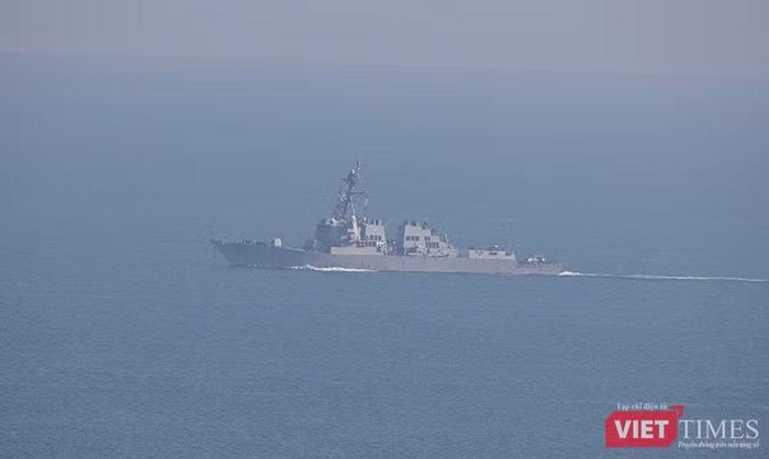 Phía sau là tàu khu trục Shoup (DDG-86) hộ tống. Ảnh XM.