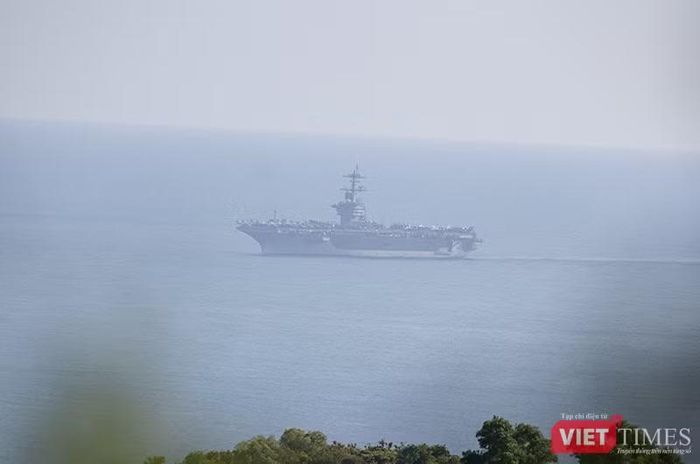 Tàu sân bay USS George Washington tiến dần vào phao số 0 trên vùng biển Đà Nẵng.Ảnh XM.