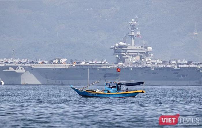 Tàu cá Việt Nam đi lại quanh khu vực neo đậu của siêu tàu sân bay USS George Washington. Ảnh XM.