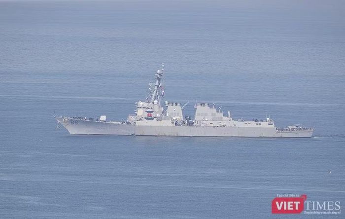 Tàu khu trục Shoup (DDG-86) di chuyển vào cảng Tiên Sa để chuẩn bị cho lễ đón đội tàu diễn ra vào chiều cùng ngày. Ảnh XM.