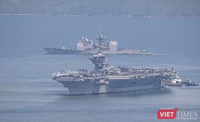 Đúng 8h20, siêu tàu sân bay USS George Washington neo đậu tại phao số 0, trên vịnh Đà Nẵng dưới sự hộ tống của tuần dương hạm USS Robert Smalls (CG-62). Ảnh XM.