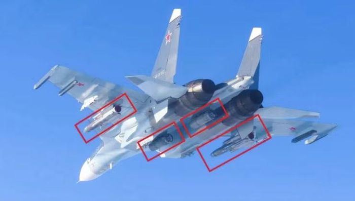 Máy bay Su-30SM2 của Hải quân Nga trên Biển Baltic mang theo tên lửa chống bức xạ Kh-31. Ảnh: MW.