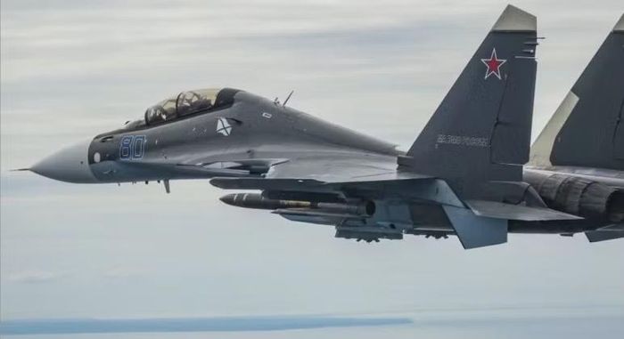 Máy bay chiến đấu Su-30SM2 của Hải quân Nga trang bị tên lửa Kh-31 trong cuộc đối đầu với máy bay Rafale của Pháp trên Biển Baltic. Ảnh: MW.
