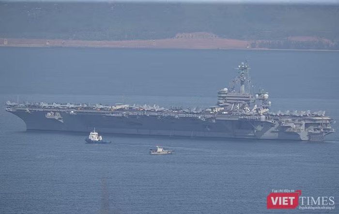 Sáng 30/7, đội tàu sân bay USS George Washington (CVN-73), cùng tuần dương hạm USS Robert Smalls (CG-62) và tàu khu trục Shoup (DDG-86) đã đến Đà Nẵng, chính thức chuyến thăm hữu nghị Đà Nẵng trong 7 ngày (từ 30/7-5/8). Mang số hiệu CVN-73, USS George Washington mang tên Tổng thống đầu tiên của Mỹ - George Washington.