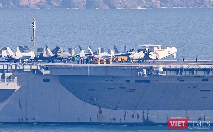 Chiến đấu cơ và máy bay trinh thám trên tàu sân bay USS George Washington (CVN-73). Ảnh XM.