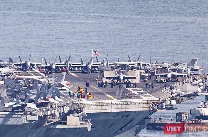 Đội thủy thủ của USS George Washington có biên chế từ 5.500 – 6.200 sĩ quan, thủy thủ (gồm: 3.200 thủy thủ và 2.480 phi công, nhân viên không quân). Tàu trữ đủ lương thực để hoạt động 90 ngày trên biển và mỗi ngày trên tàu phục vụ khoảng 18.150 phần ăn. Nhà máy khử muối trên tàu sản xuất ra một lượng nước đủ dùng cho 2.000 gia đình mỗi ngày.