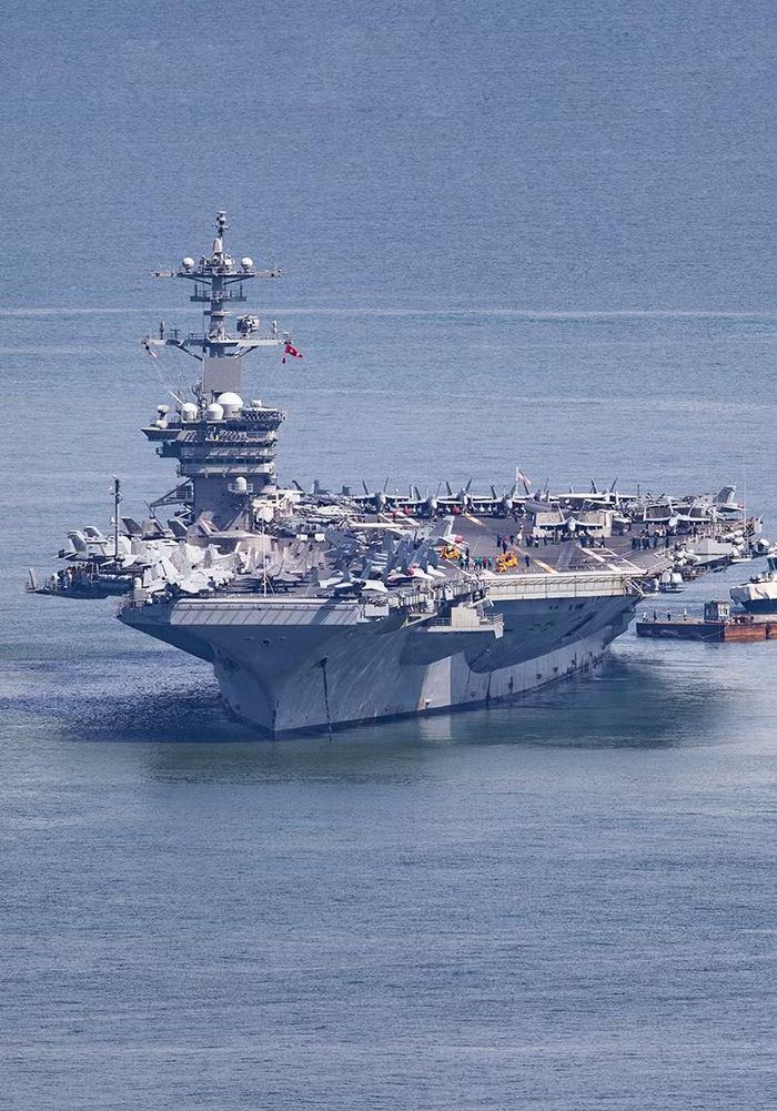Tàu sân bay USS George Washington (CVN-73) trên vịnh Đà Nẵng. Ảnh XM.