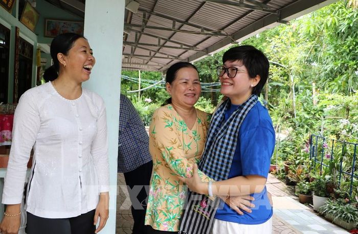 Sự mến khách của người dân miền Tây là một trong những trải nghiệm đặc biệt dành cho khách du lịch. Ảnh: Hồng Thái - TTXVN