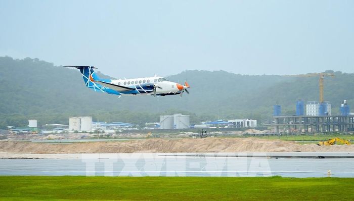 Bay hiệu chuẩn đường cất hạ cánh số 2. Ảnh: TTXVN phát