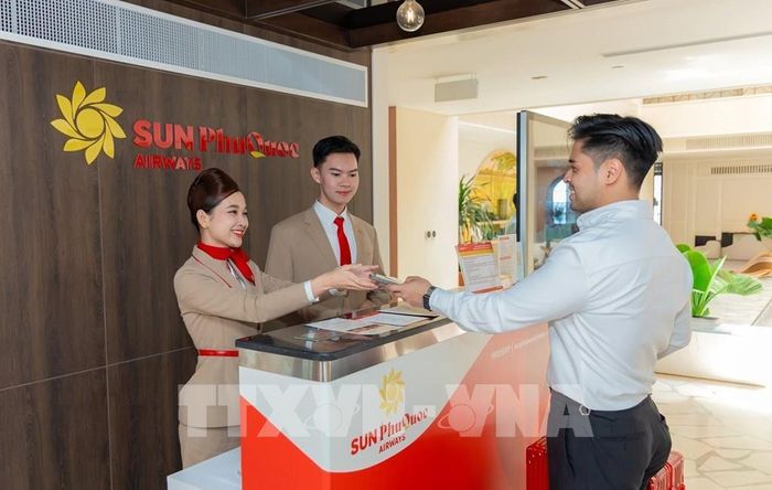Hành khách làm thủ tục hàng không ngay tại khách sạn. Ảnh: TTXVN phát 