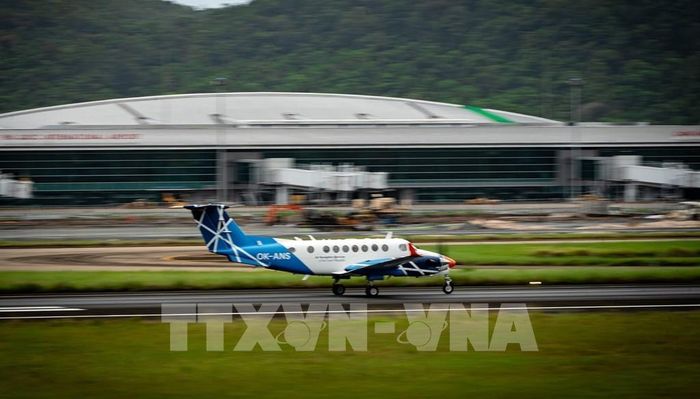 Bay hiệu chuẩn đường cất hạ cánh số 2. Ảnh: TTXVN phát
