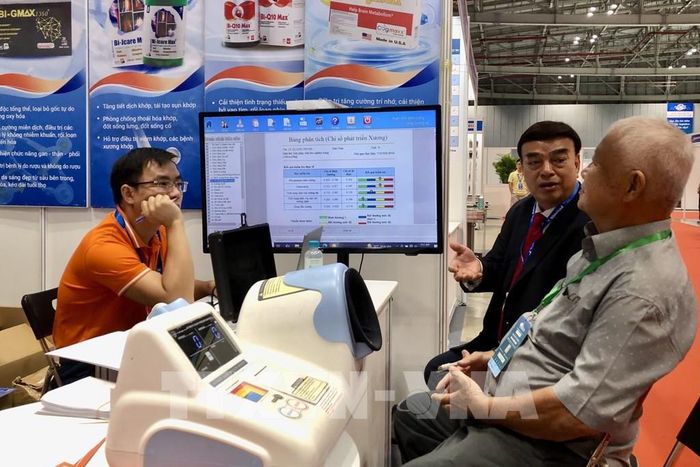 Doanh nghiệp kết nối giao thương trực tiếp tại gian hàng. Ảnh: Mỹ Phương – TTXVN